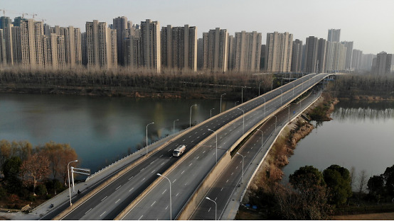 疫情風(fēng)暴中心的油品保供車(chē)輛.jpg